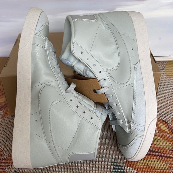 NIKE WMNS BLAZER MID '77 NEXT
NATURAL 
LIGHT SILVER/LIGHT SILVER-WOLF GREY - Picture 11 of 16